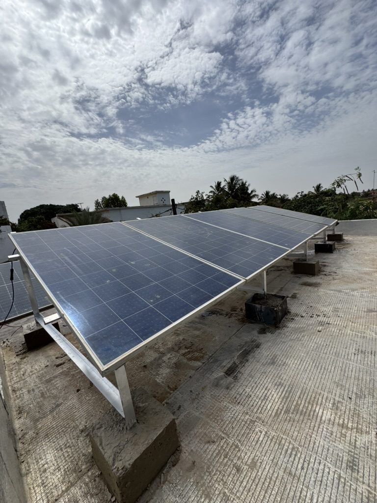 Champ de panneaux solaires inclinés