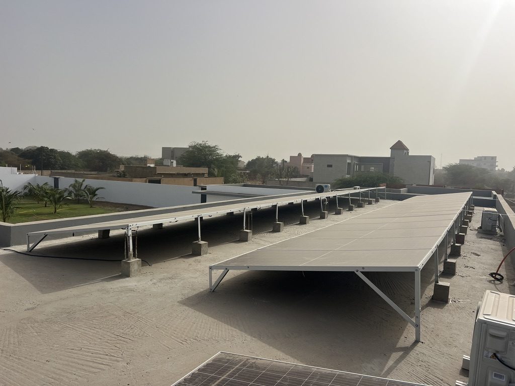 Rangées de panneaux solaires sur toit plat