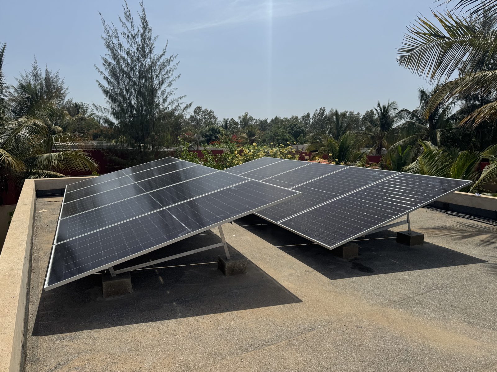 Vue d'ensemble de panneaux solaires sur villa