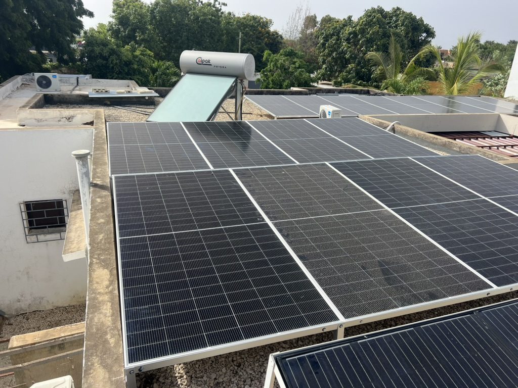 Toiture équipée de panneaux photovoltaïques