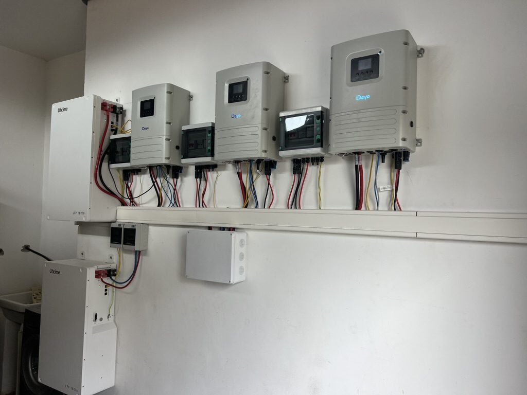 Onduleurs hybrides installés en local technique